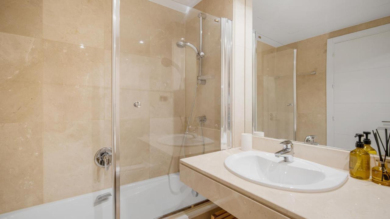 Beach-Line Apartment With 3 Bedrooms In Estepona Kültér fotó