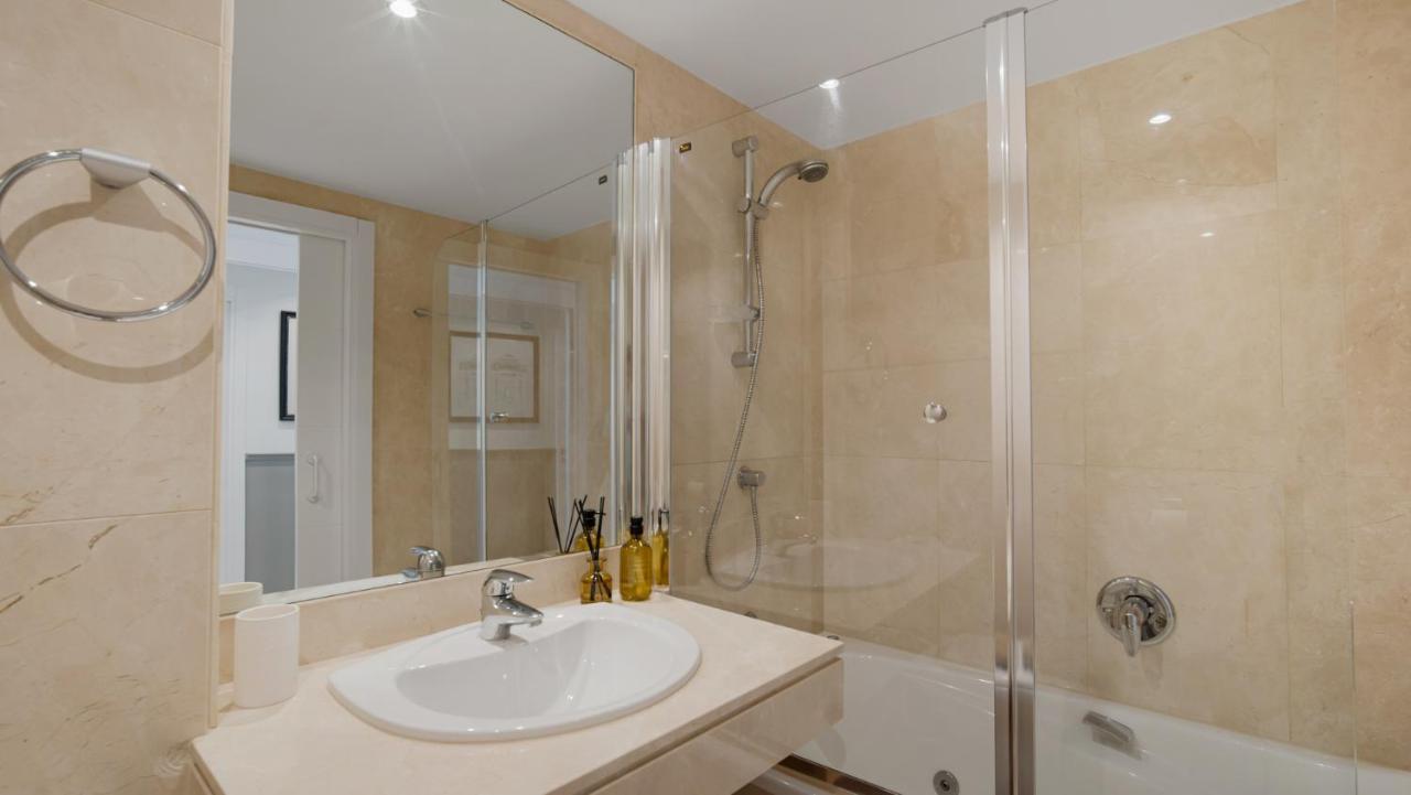 Beach-Line Apartment With 3 Bedrooms In Estepona Kültér fotó